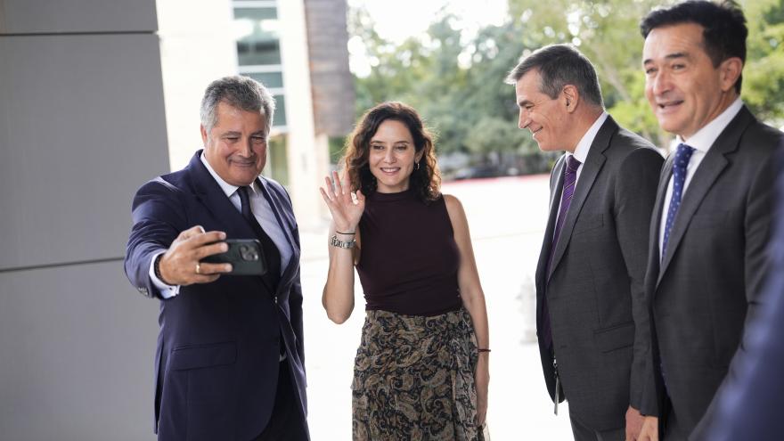 Mónica García exige fiscalizar los viajes de Ayuso pese a que Sanidad no ha justificado sus 27 desplazamientos en un año