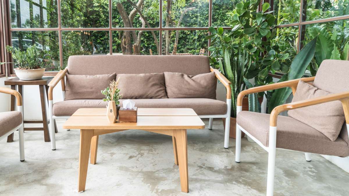 El producto que recomiendan los carpinteros para evitar que tus muebles de madera de tu jardín se estropeen