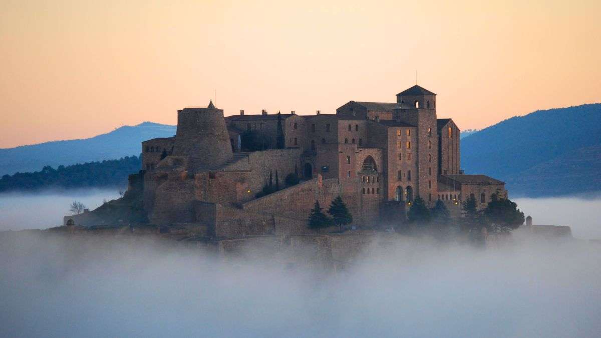 La leyenda de la habitación 712: el mejor hotel de Barcelona para celebrar Halloween en pleno castillo medieval