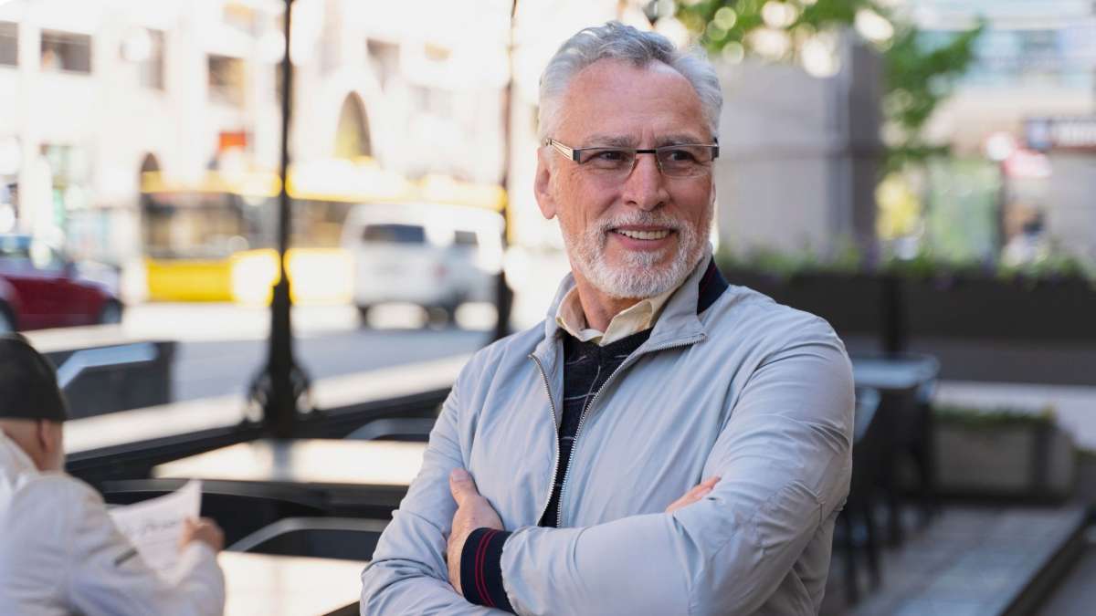 Esta es la edad a la que empiezan a envejecer los hombres, según la OMS