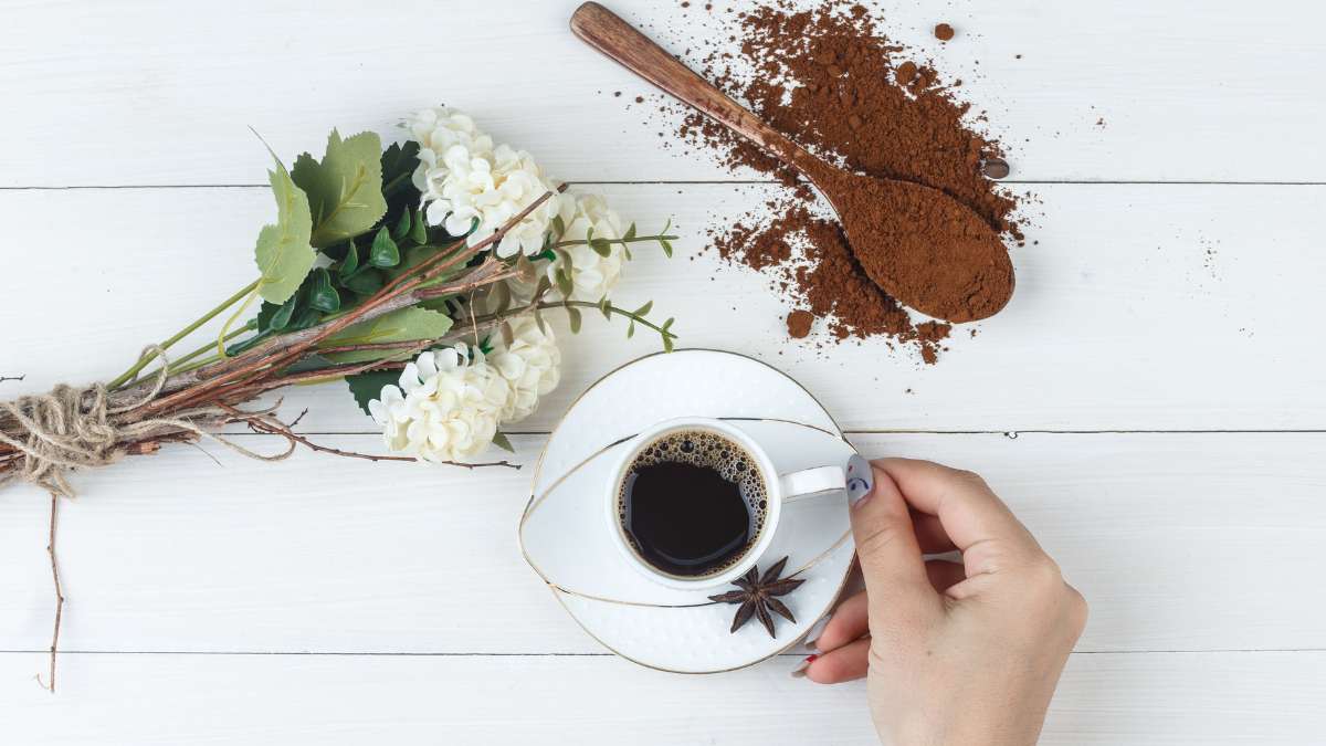 El sencillo truco con café molido que revitaliza tus plantas marchitas