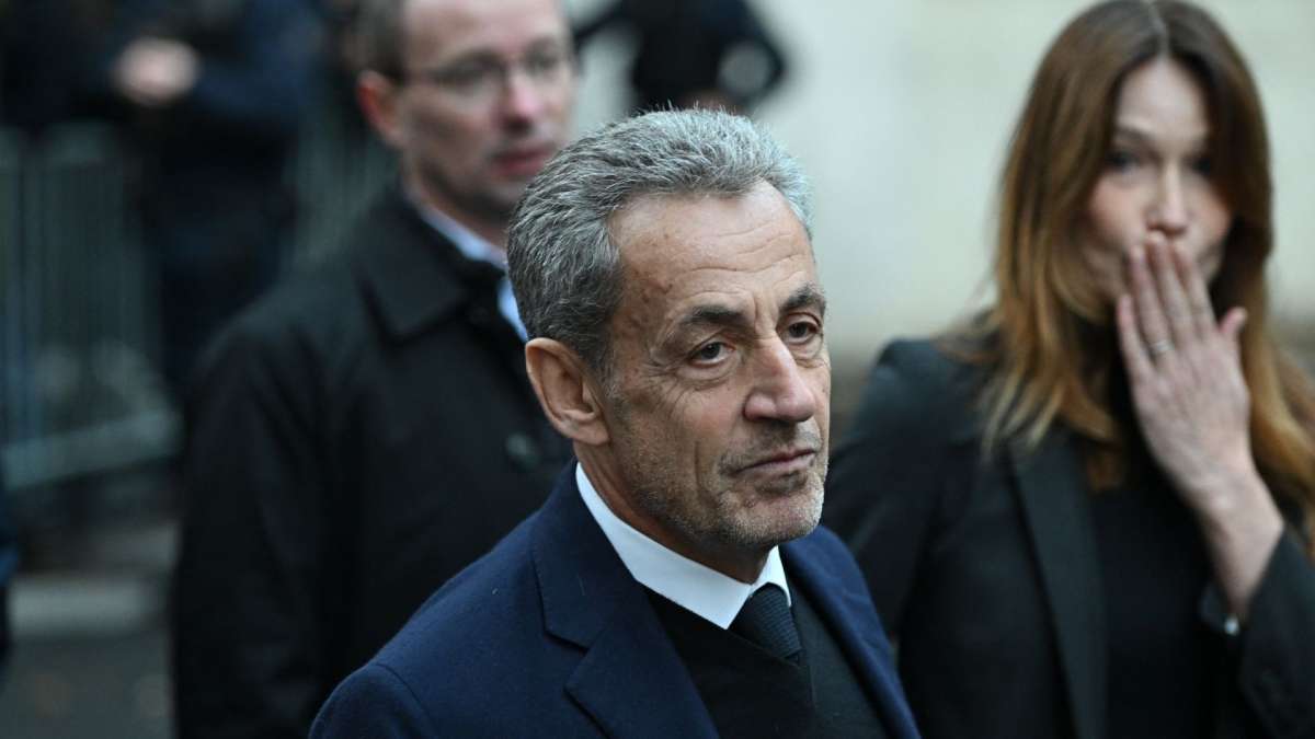 Sarkozy pasa la primera noche en prisión bajo custodia policial tras recibir amenazas