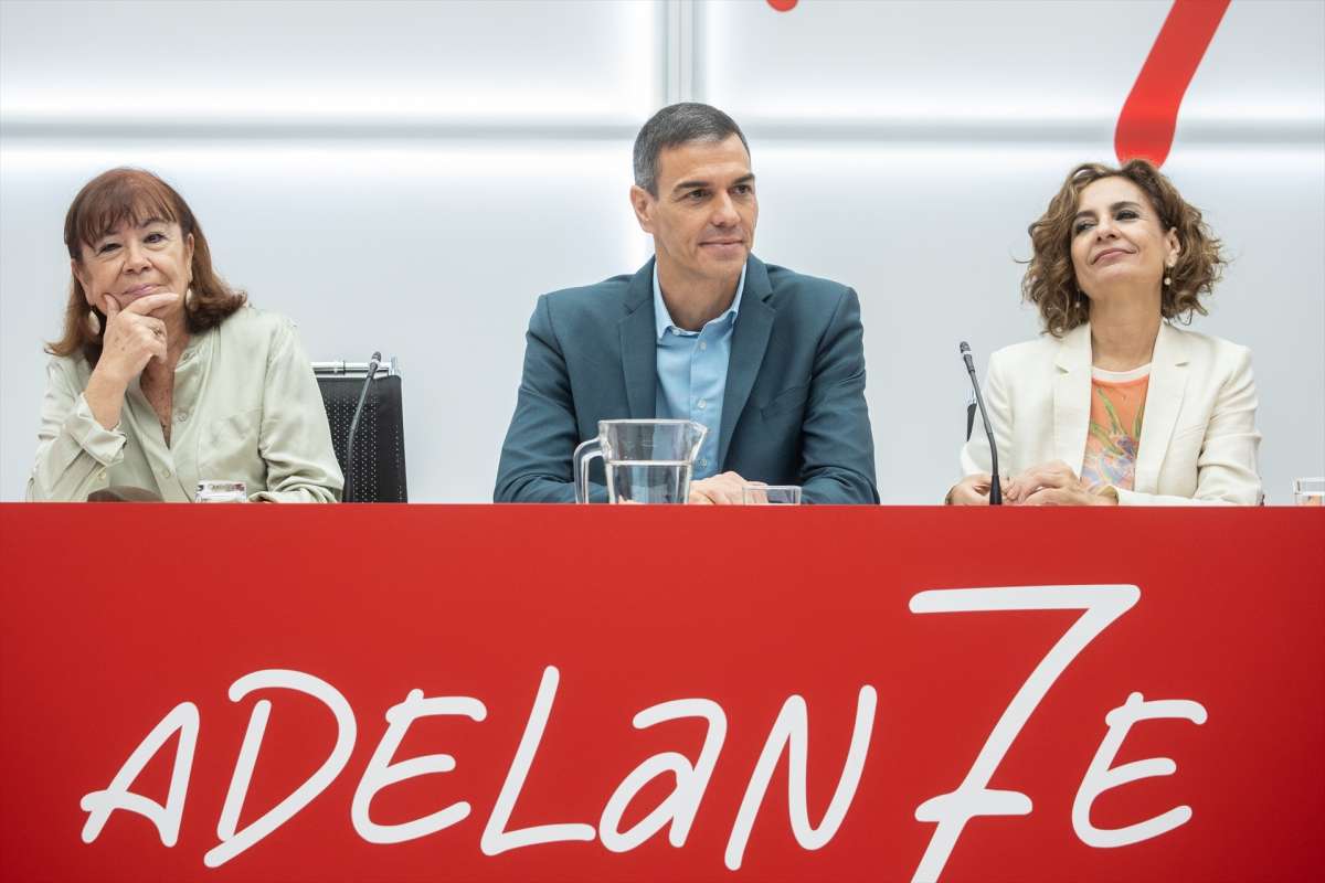 El Gobierno reforzó la vigilancia sobre cajas B mientras el PSOE daba sobres