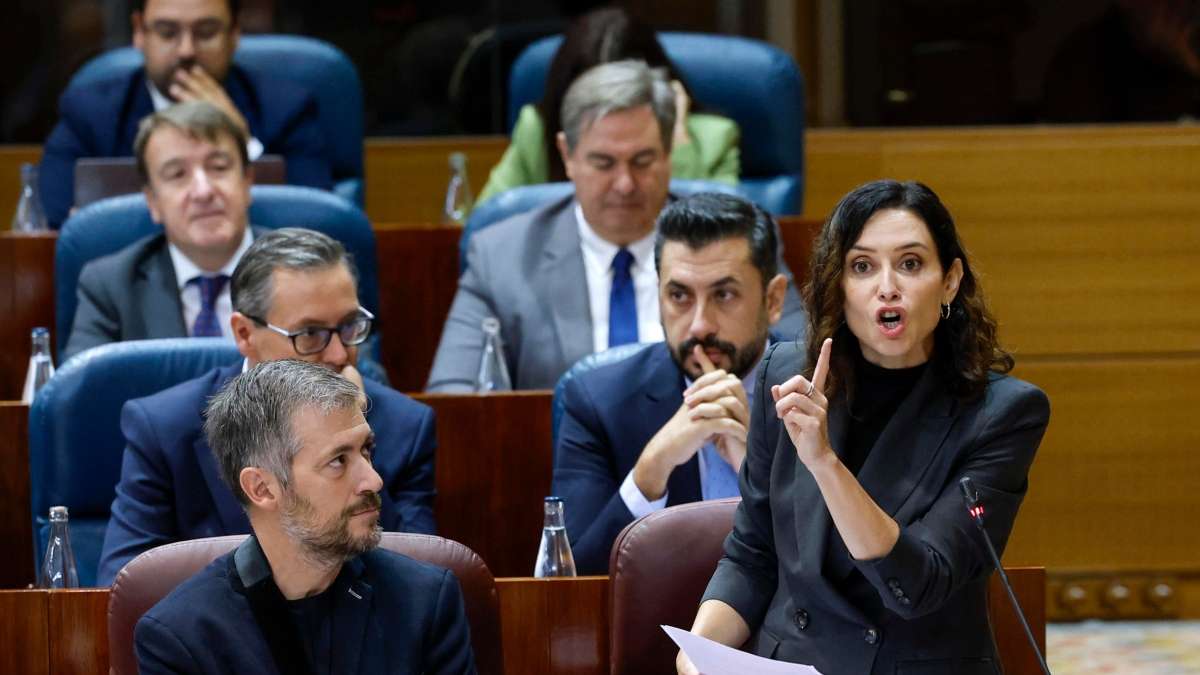 Ayuso propone dos nuevas placas: “Aquí se escondía el hermano de Sánchez” en Moncloa y “aceptamos efectivo” en Ferraz