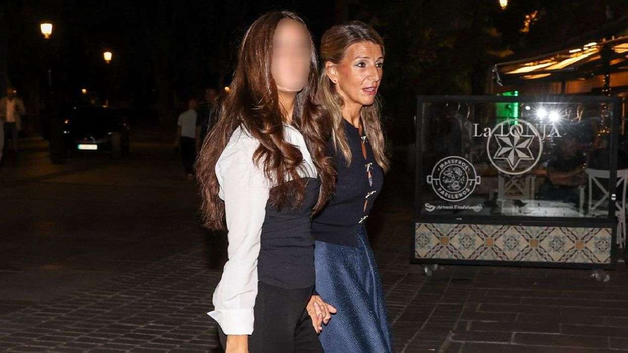 Yolanda Díaz, con jersey de 225 euros y enseñando sujetador y el bolso de 550 euros de su hija Carmela | Vozpópuli