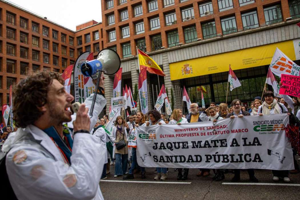Miles de médicos de toda España se manifiestan en Madrid para pedir el cese  de la ministra de Sanidad | Vozpópuli