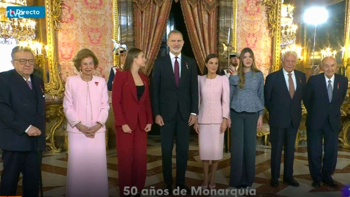 El rey Felipe VI impone el Toisón de Oro a una emocionada reina Sofía y a  Felipe González: este es su significado | Vozpópuli