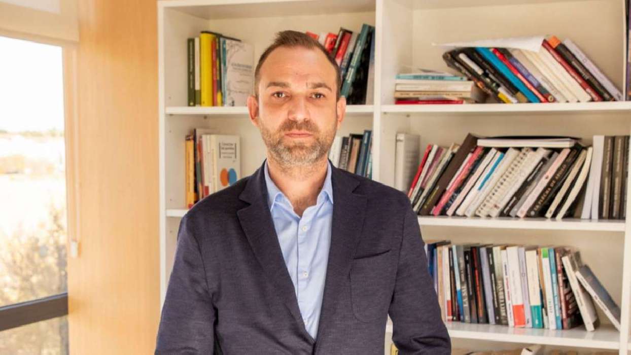 Así es Víctor, el hijo mayor de Ábalos: casado y con un hijo, su trayectoria profesional y su polémica casa | Vozpópuli