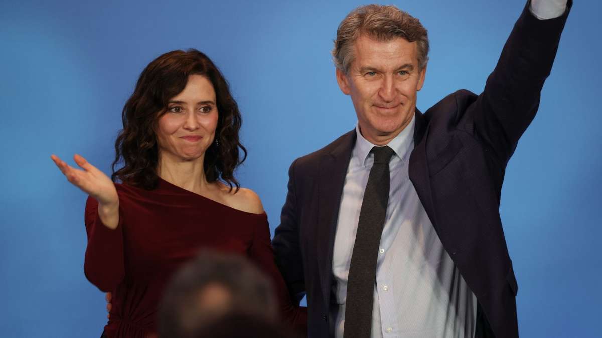 Ayuso deslumbra en la cena de navidad del PP: su look, el menú de 50 euros  y los regalos para ella y Feijóo | Vozpópuli