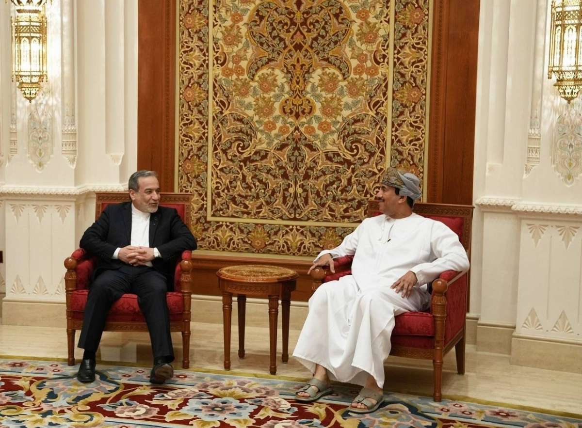 El ministro de Exteriores iraní junto a su homólogo omaní, Badr Albusa