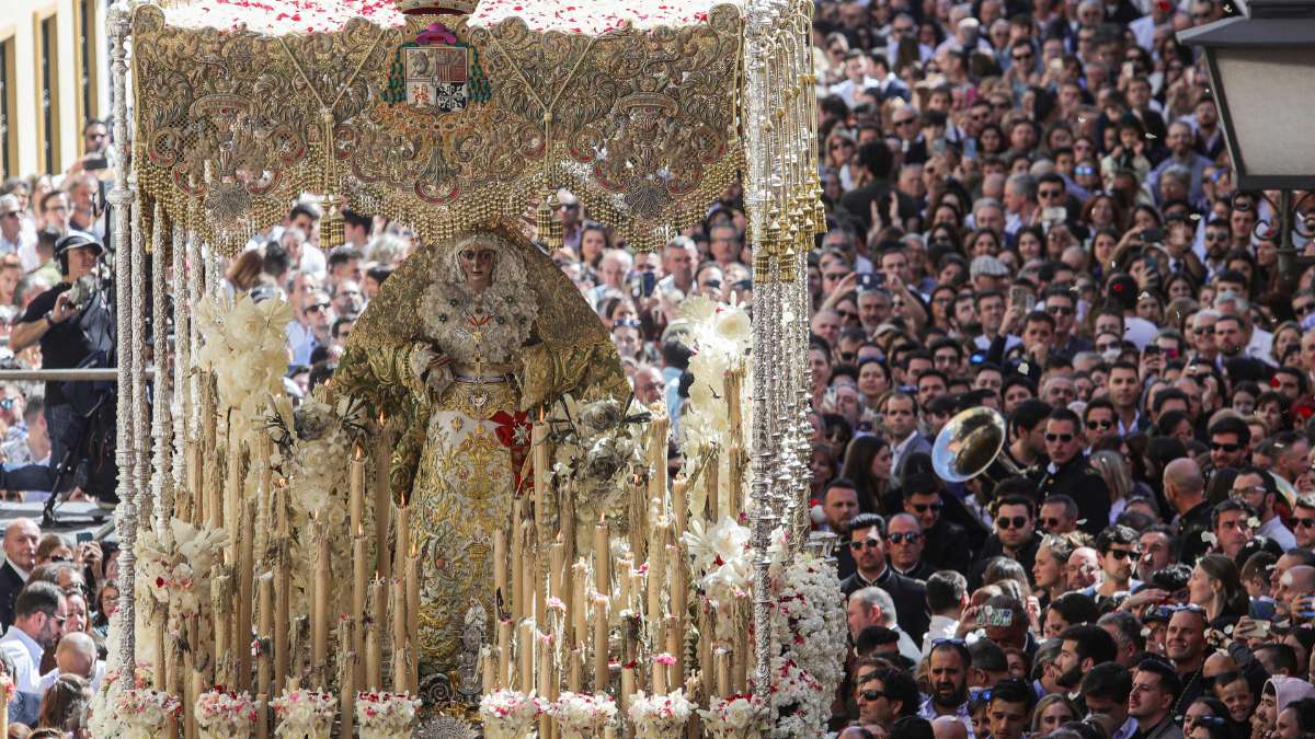 Salida de la Virgen de la Macarena en Sevilla