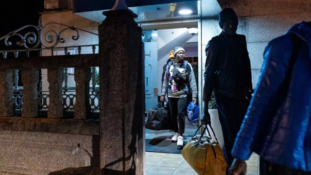 Baile de cifras en el traslado de inmigrantes a Galicia: el Gobierno reitera que son 470 y la Xunta marca unos 700