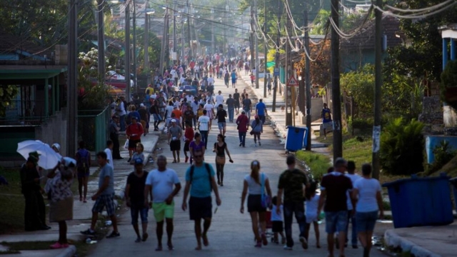Apagones, sin comida y menos vuelos: la inflación desmedida en Cuba lleva la pobreza también al turismo