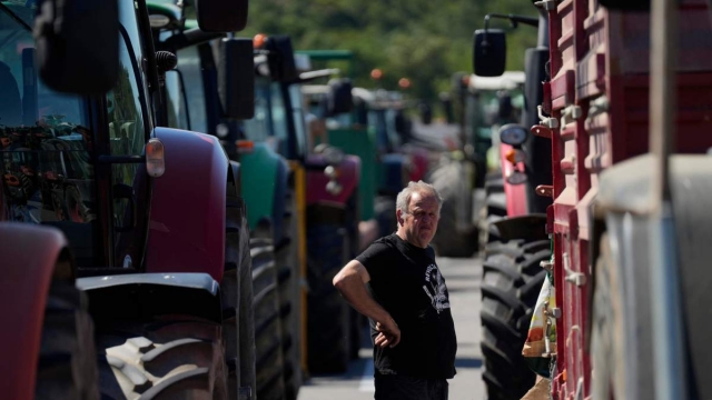 La protesta agraria en la frontera con Francia exhibe músculo