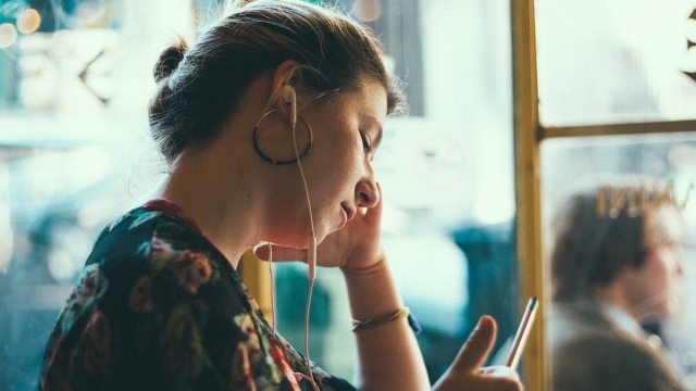 Love bombing o el peligro de enviar demasiados mensajes para ligar en una app