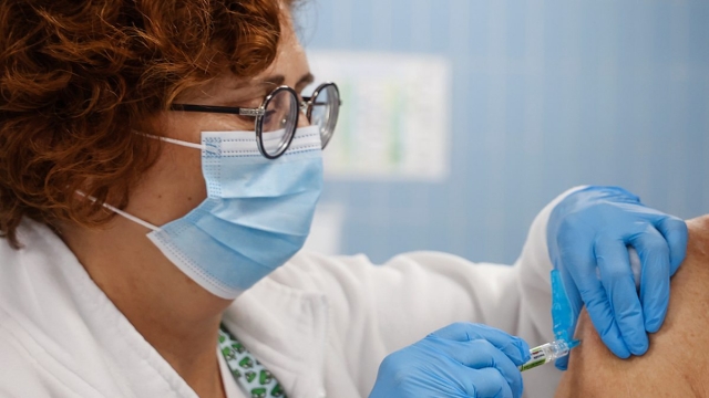 Condenada a 3 años de prisión una funcionaria de la Junta de Extremadura por adelantarse a la vacuna COVID