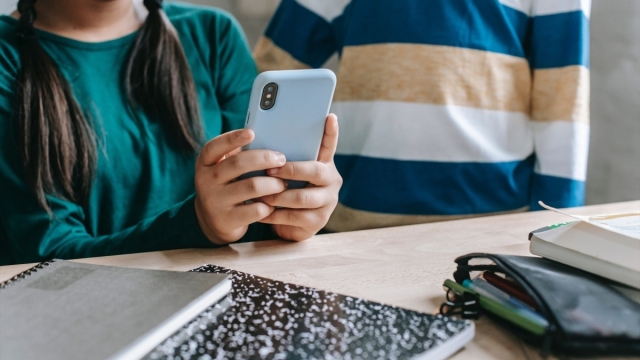 Extremadura prohíbe desde el 1 de marzo el uso de móviles y dispositivos en colegios e institutos