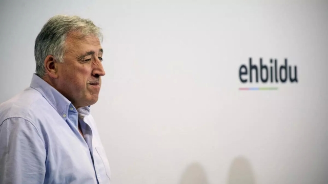 El PSOE pasa de expulsar a los concejales que pactaban con Bildu a regalarle el Ayuntamiento de Pamplona