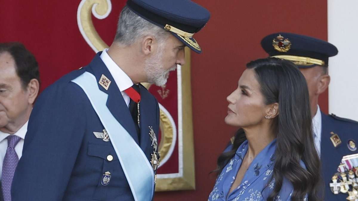 La reina Letizia, muy elegante el Día de la Hispanidad con un vestido  camisero azul que se ha customizado para ella | Vozpópuli