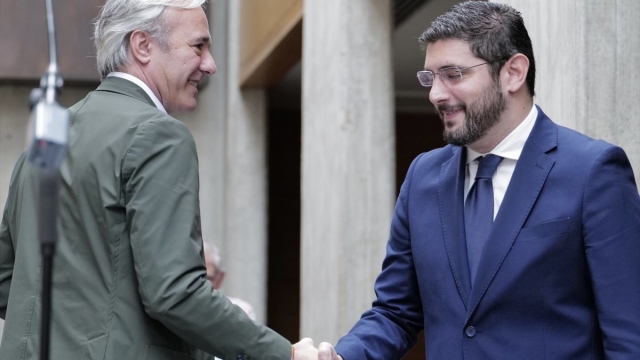 El 'popular' Jorge Azcón evita estar presente durante la firma de su acuerdo con Vox en Aragón