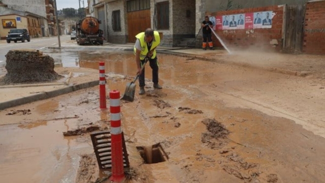 Una tormenta en Zaragoza obliga a actuar a los buceadores para rescatar a varias personas atrapadas en sus coches