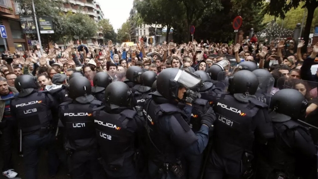 Yolanda Díaz quiere desmilitarizar la Guardia Civil, prohibir las pelotas de goma y una Policía 