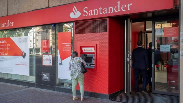 El Santander estudia un ajuste de plantilla en España para más de 1.000 empleados