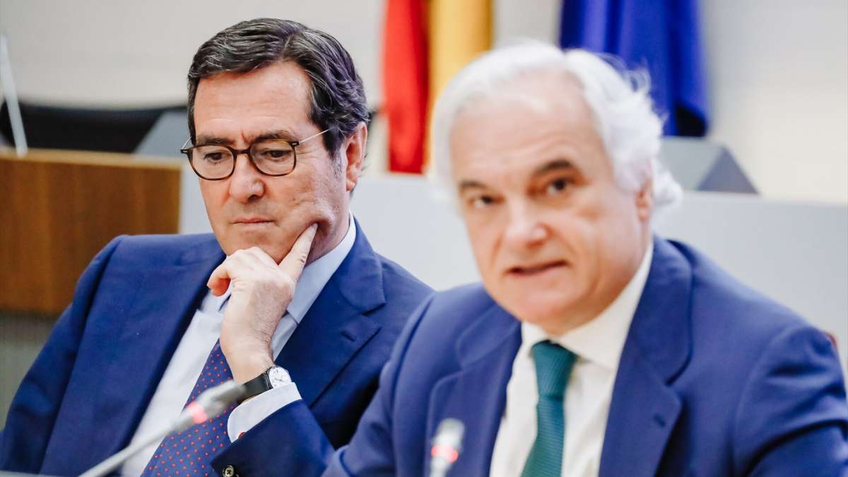 El presidente de CEOE, Antonio Garamendi, y el presidente de CEIM, Miguel Garrido. - 