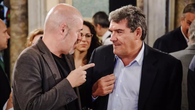 Escrivá negocia con los sindicatos a espaldas de CEOE un alza de cotizaciones de 70.000 M