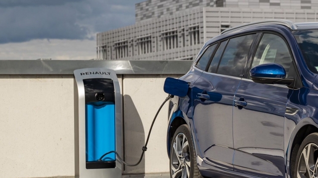 Las empresas de renting disparan su inversión en coches eléctricos: aumentan un 80%