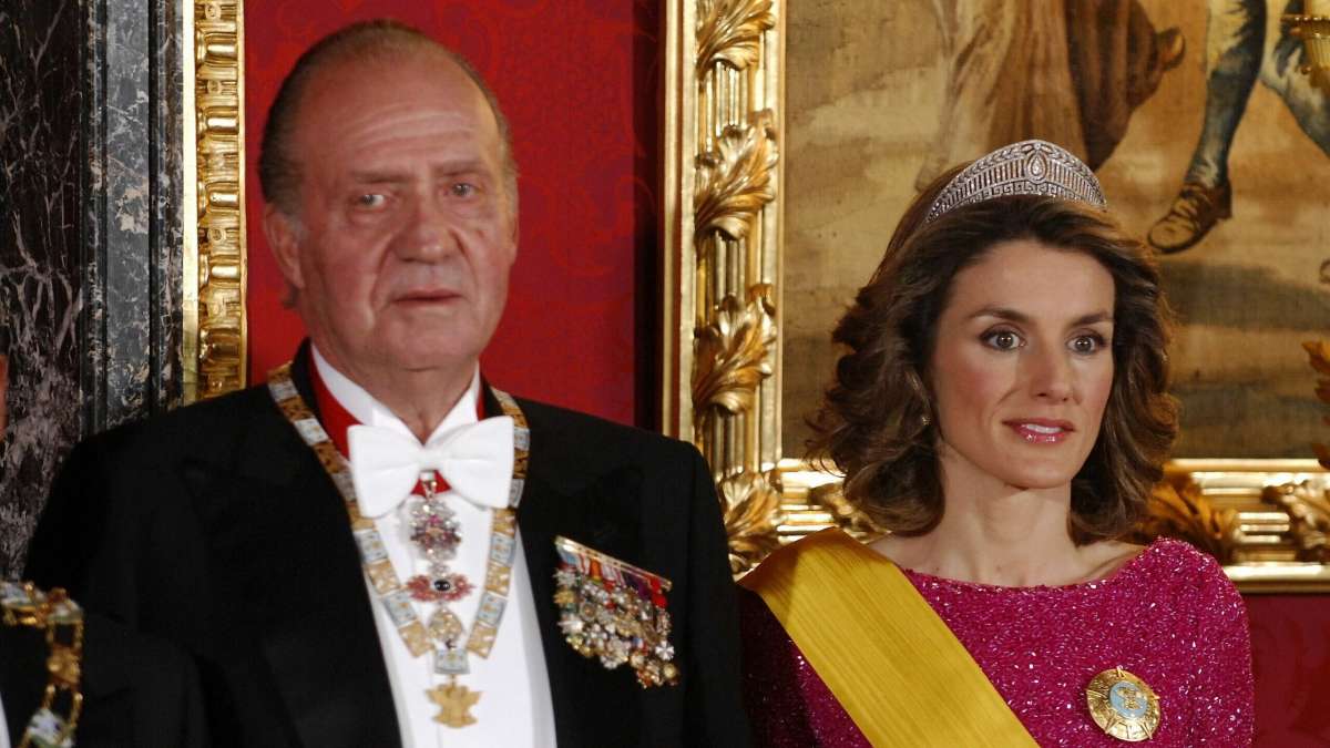 Amigos del rey Juan Carlos menosprecian al rey Felipe y "odian a Letizia": "La que manda es la nieta del taxista" | Vozpópuli