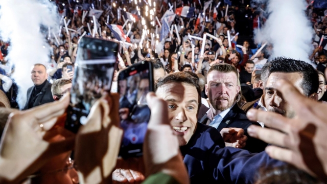 Macron se da un baño de masas en pleno auge de Le Pen en las encuestas