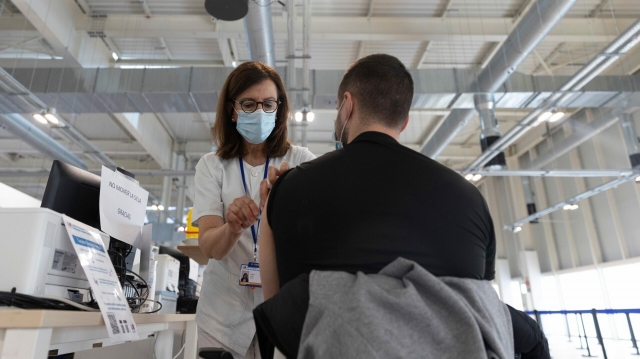 El órgano europeo que promueve la tercera dosis en jóvenes no tiene ningún inmunólogo