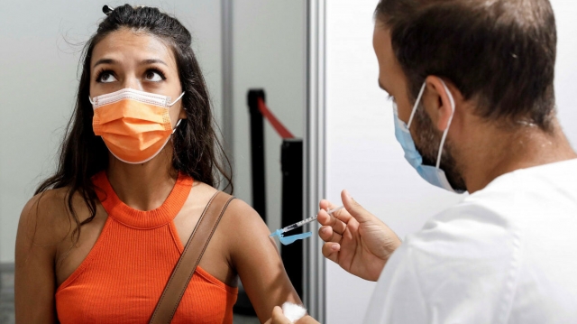 Más de dos tercios de los efectos adversos de la vacuna covid se deben al efecto placebo