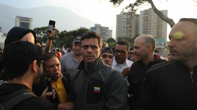 El opositor Leopoldo López abandona Venezuela tras año y medio refugiado en la Embajada de España en Caracas