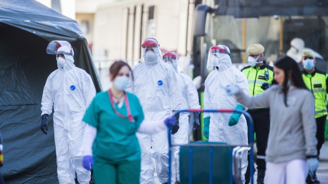 Nuevo récord de contagios en cinco comunidades: Madrid y Valencia aplican este sábado el 'toque de queda'