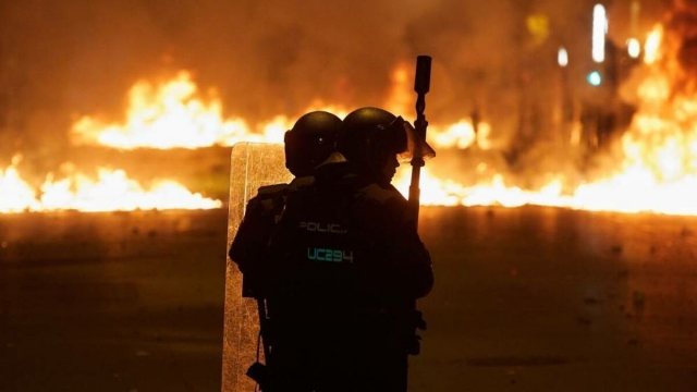 En la piel de un verdadero 'antidisturbios': vestir el 'azul' en la primera línea del caos