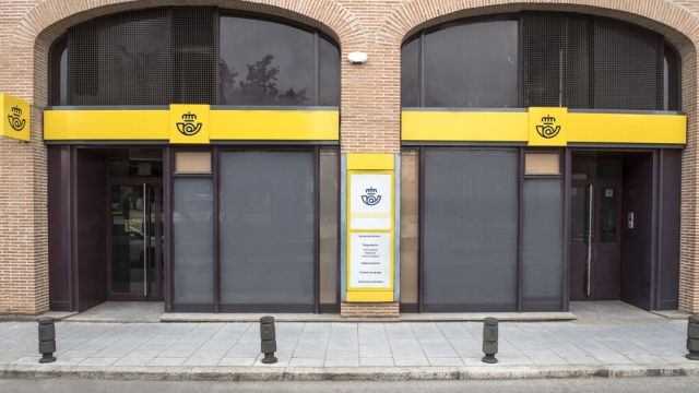 Iberdrola y Naturgy pelearán por el contrato energético de 102 millones de Correos