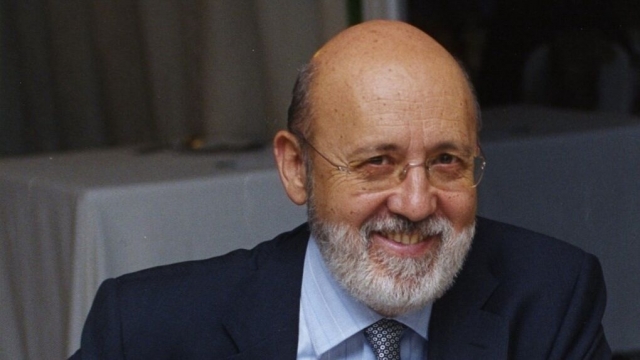 Tezanos contrata a dedo para el CIS a una empresa con vinculaciones con el PSOE