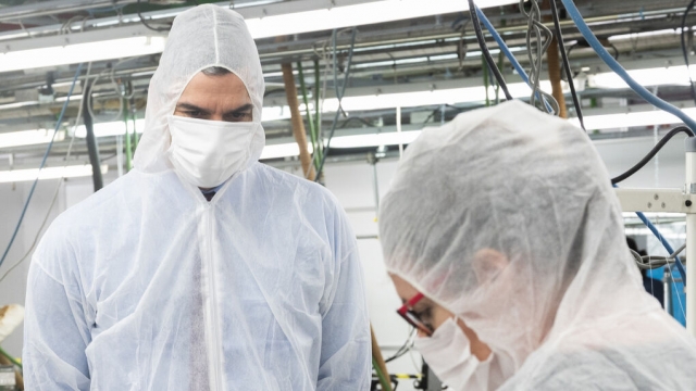 Pedro Sánchez visita un taller de mascarillas para el coronavirus