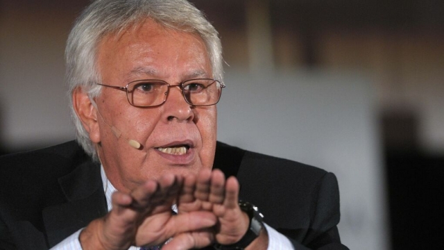 Felipe González advierte a Podemos de que no es momento de romper la Constitución: 