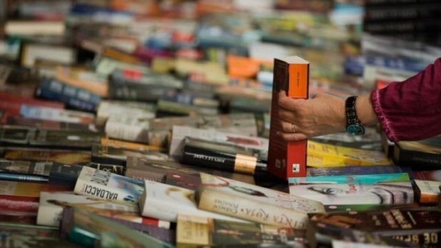 Los libreros y floristas acuerdan el 23 de julio para celebrar Sant Jordi