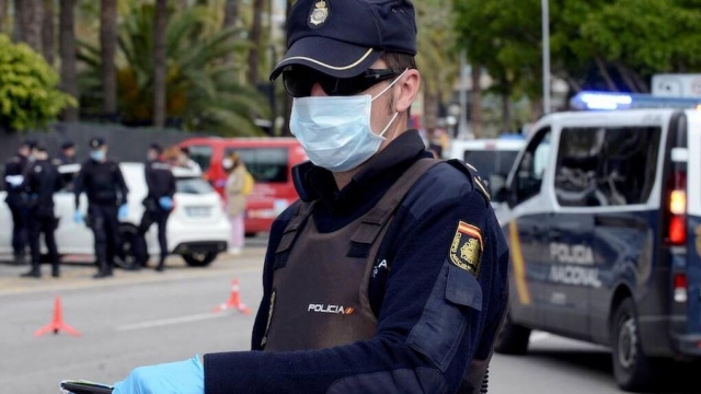 Sólo el 4% de las mascarillas repartidas a la Policía cumplen las recomendaciones de seguridad