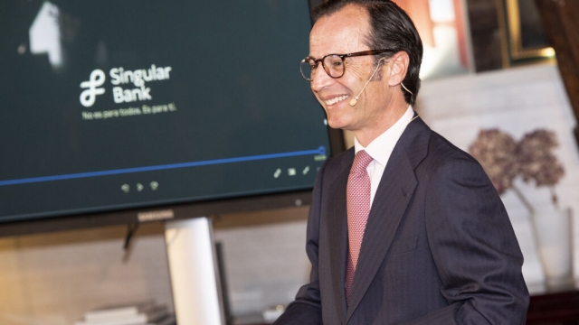 El fondo Warburg Pincus encarga a Javier Marín que compre otros bancos de ricos por la resistencia de A&G  