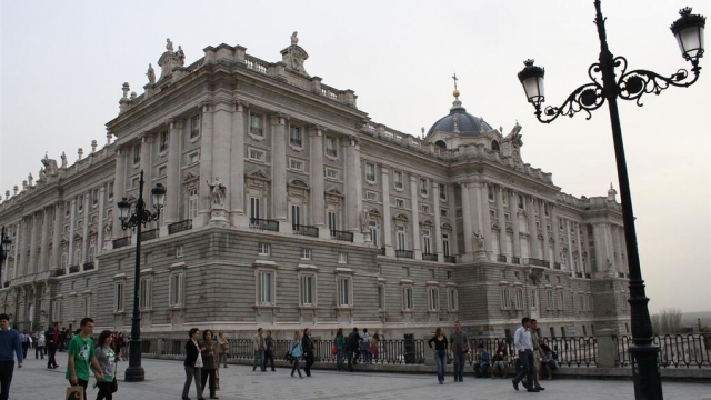 Limpiar las alfombras del Palacio Real cuesta 350.000 euros
