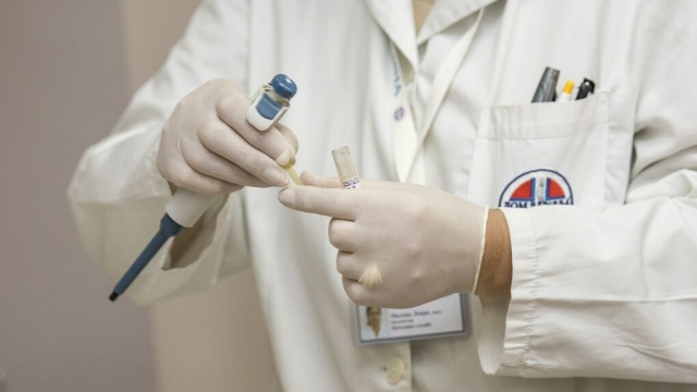 Condenado a 20 años de prisión un cirujano francés por abusar sexualmente de cientos de niños