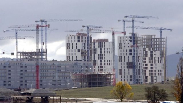 La banca española mejora su morosidad, pero a costa de disparar sus adjudicados