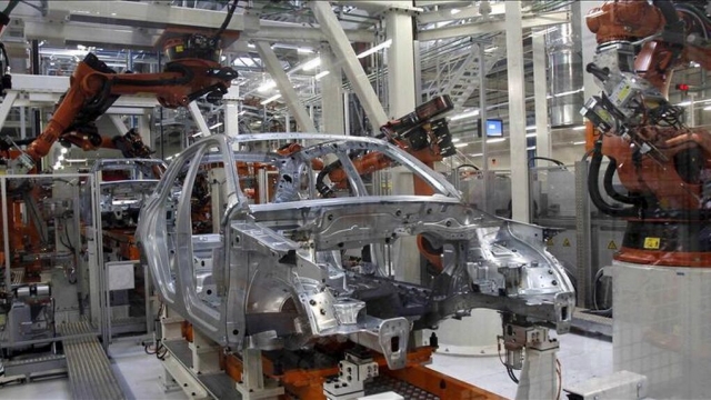 Los aranceles de Trump frenan a la industria europea del automóvil: la producción bajará un 4% 