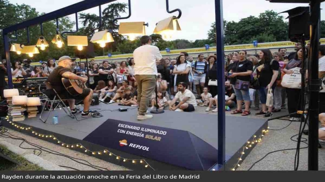 Rayden actuó por sorpresa en ‘La noche iluminada’ de la Feria del Libro de Madrid
