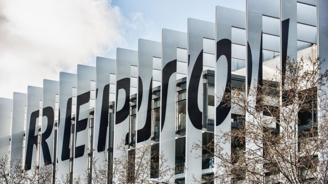 Nuevo órdago de Repsol a Iberdrola, Naturgy y Endesa: regala hasta 150 euros en gasolina con el cambio de luz y gas